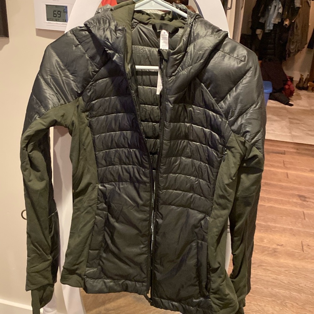 Lululemon dark green lightweight puffer jacket. Women size 4.